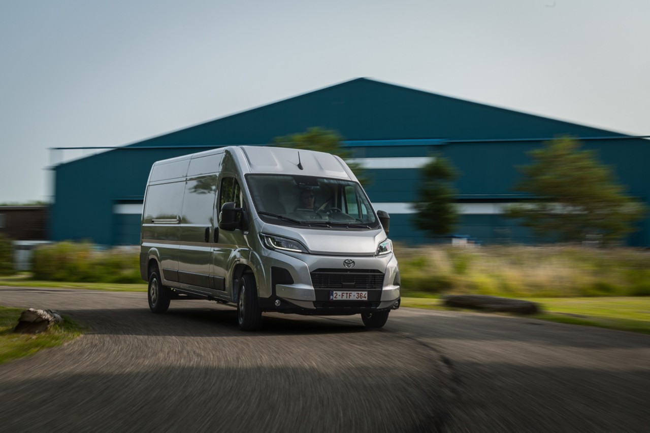 2024_Proace MAX Comfort H2L3 BEV_ Silver Shadow_Dynamic_006