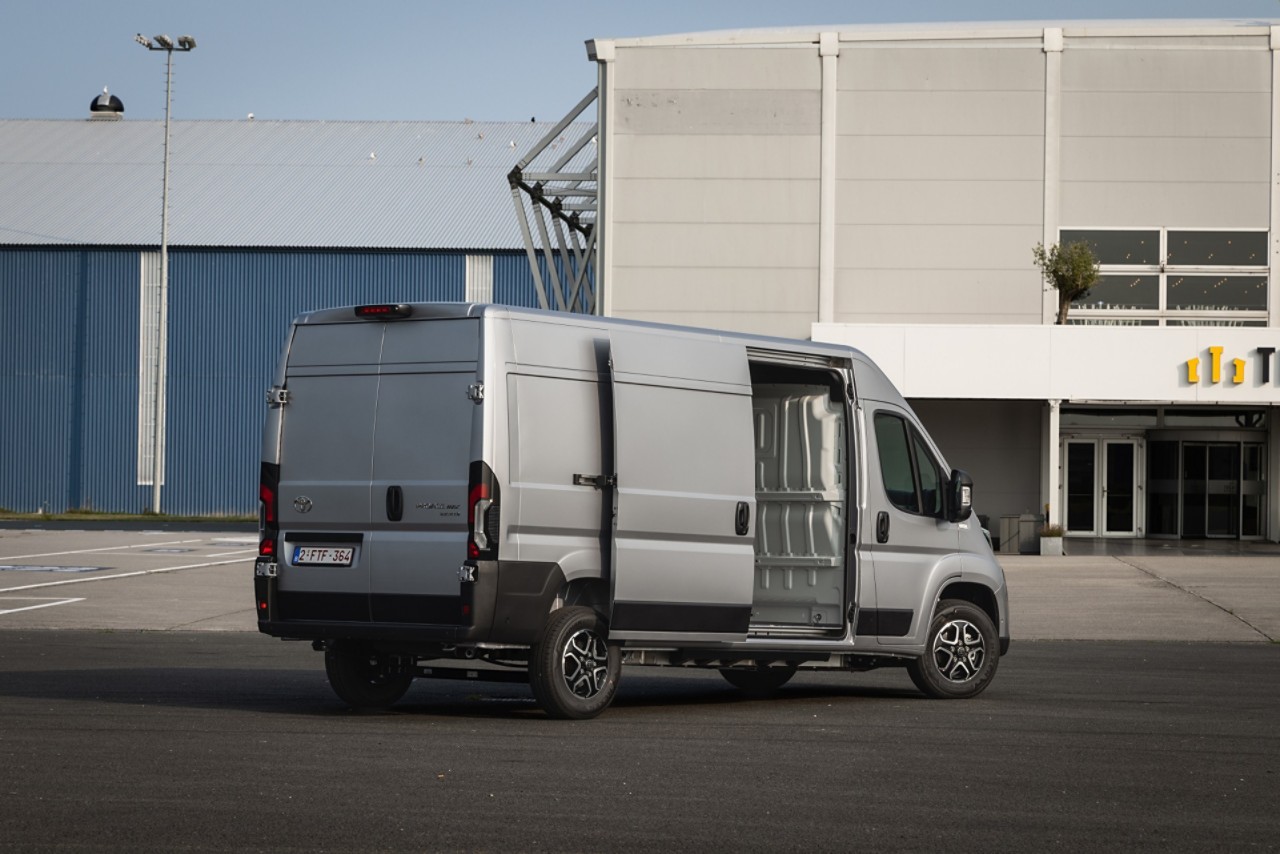 2024_Proace MAX Comfort H2L3 BEV_ Silver Shadow_Static_005