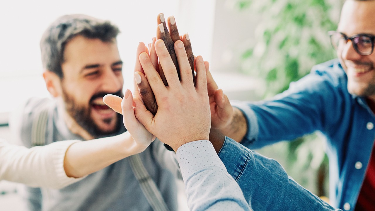 Sorriso de um grupo diversificado mãos ao alto