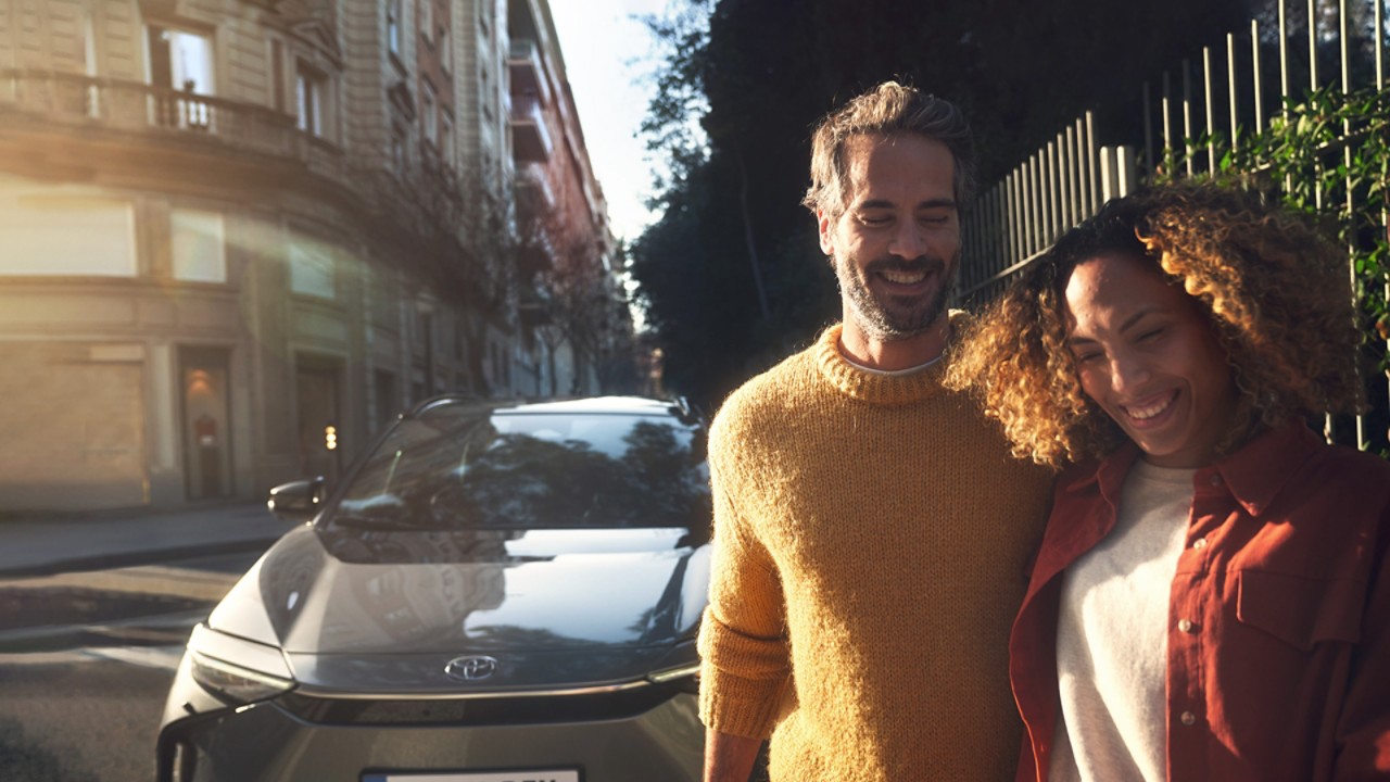 Casal feliz com um automóvel Toyota 